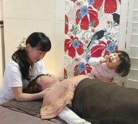 腰痛・ぎっくり腰などに効果のある骨盤矯正、整体治療の様子